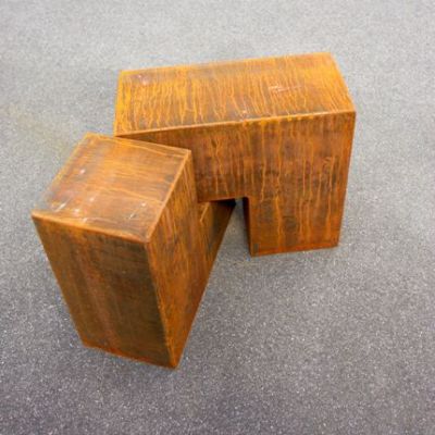 Zwei sich ergänzende Winkel:
<br />

<br />
60 x 66 x 66 cm
<br />
Stahl massiv