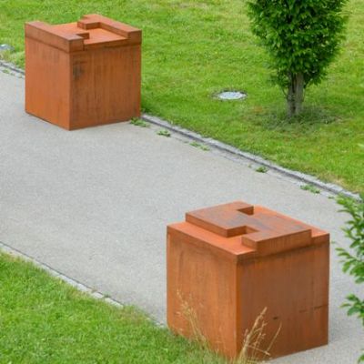 Zwei sich ergänzende Grafikwürfel:
<br />

<br />
je 80 x 80 x 80 cm
<br />
Stahl Massiv auf Stahlkonstruktion