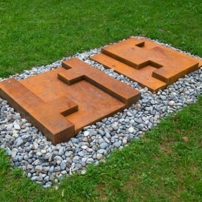 Grafik-Bodenskulptur:
<br />

<br />
13 x 220 x 100 cm
<br />
Stahl massiv