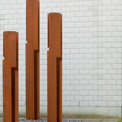 Drei Grafik-Rohrskulpturen:
<br />

<br />
320 x 240 x 160 cm
<br />
Stahlrohre auf Stahlplatten