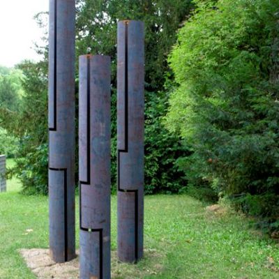 Drei Grafik-Rohrskulpturen:
<br />

<br />
320 x 240 x 160 cm
<br />
Stahlrohre auf Stahlplatten