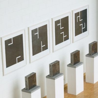Linienstruktur - 
<br />
Grafik und Skulptur:
<br />

<br />
4 Grafikblätter 80 x 75 cm
<br />
4 Skulpturen 30 x 30 x 8 cm
<br />
Stahl massiv
