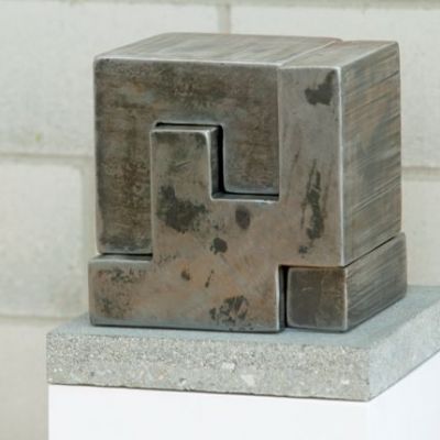 Würfelskulptur C:
<br />

<br />
20 x 20 x 18 cm
<br />
Stahl massiv