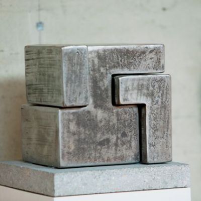 Würfelskulptur D:
<br />

<br />
20 x 20 x 18 cm
<br />
Stahl massiv
