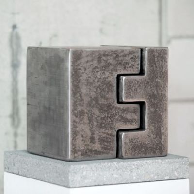 Würfelskulptur E:
<br />

<br />
20 x 20 x 18 cm
<br />
Stahl massiv