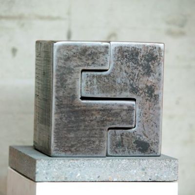 Würfelskulptur F:
<br />

<br />
20 x 20 x 18 cm
<br />
Stahl massiv