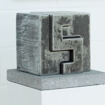 Würfelskulptur J:
<br />

<br />
20 x 20 x 18 cm
<br />
Stahl massiv