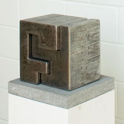 Würfelskulptur L:
<br />

<br />
20 x 20 x 18 cm
<br />
Stahl massiv