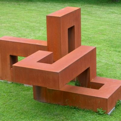 Unendlicher Winkel in der Begegnung:
<br />

<br />
250 x 450 x 450 cm
<br />
Stahlkonstruktion